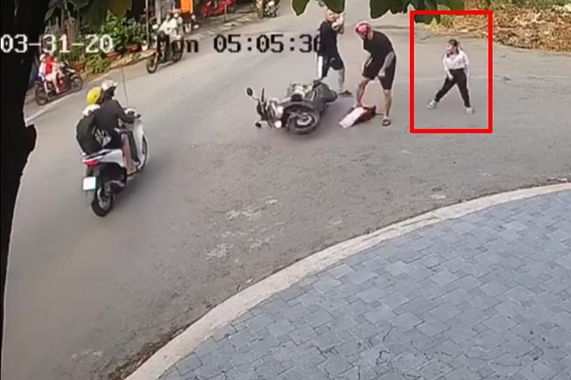 Hình ảnh tài xế ô tô cầm gậy bóng chày tấn công người đàn ông chở con gái đi học ở Bình Dương. Ảnh: Vietnamnet