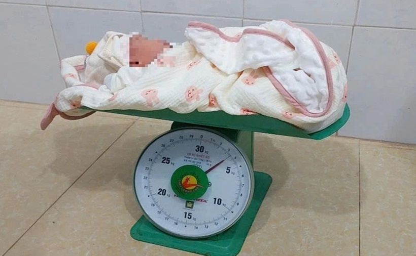 Bé gái sơ sinh vài ngày tuổi, nặng gần 3,5kg. (Ảnh: Thanh niên)