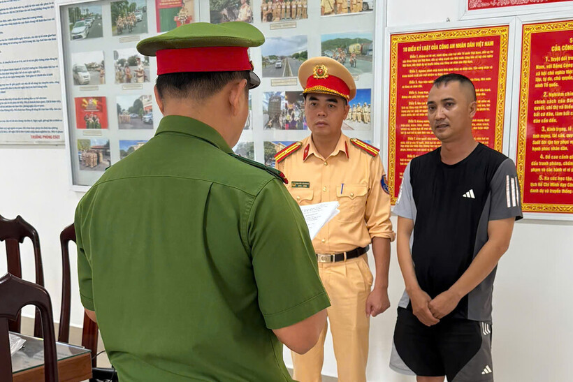 Cơ quan Cảnh sát điều tra Công an tỉnh Bình Dương đọc lệnh tạm giữ hình sự với Nguyễn Tiến Hải. Ảnh: CACC