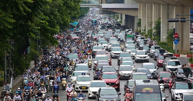 Phó Thủ tướng giao Hà Nội xây dựng lộ trình giảm dần xe máy trong nội đô, thu phí ô tô vào khu vực trung tâm trong giờ cao điểm để hạn chế số lượng xe cá nhân trên một số tuyến đường. Ảnh minh hoạ