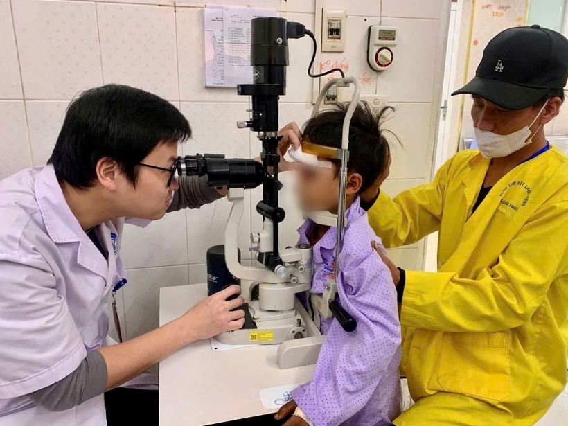 Bác sĩ khám mắt cho bệnh nhi. Ảnh: VietNamNet