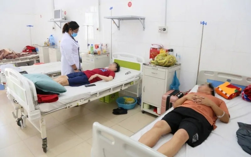 Bác sĩ thăm khám cho các bệnh nhân. Ảnh: Thời báo VTV