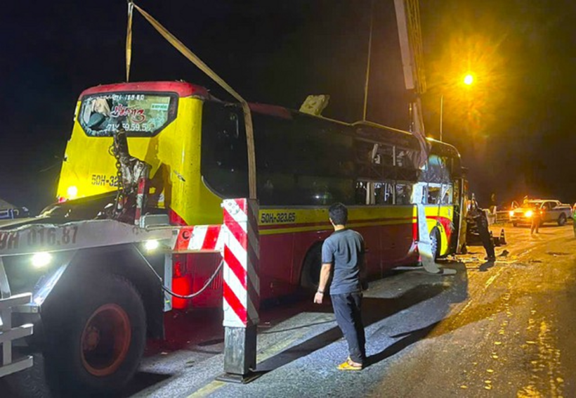 Chiếc xe khách được kéo lên khỏi vực đèo Bảo Lộc vào rạng sáng 31/3. Ảnh: NLĐ