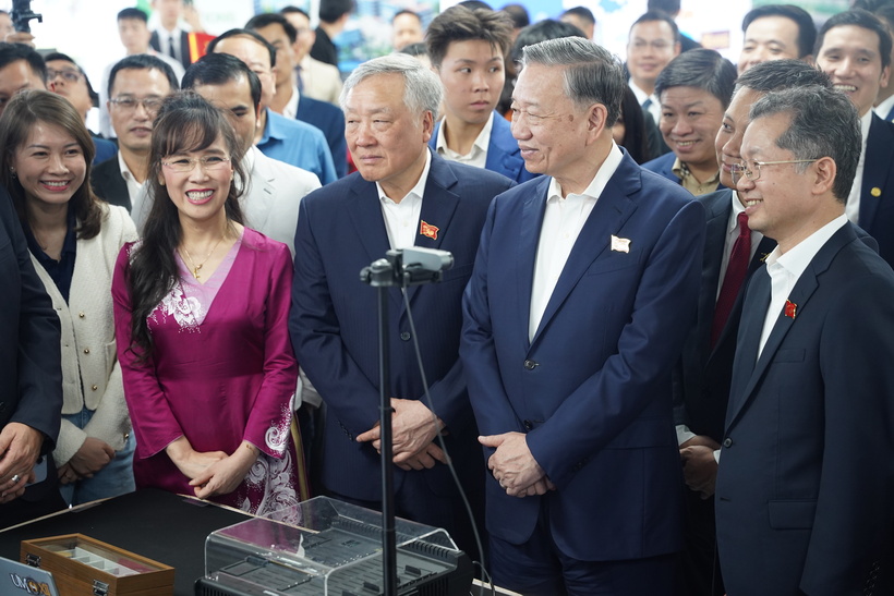 Tổng Bí thư Tô Lâm thăm và phát biểu tại gian hàng Ngân hàng số Vikki, trao đổi với các đại biểu.