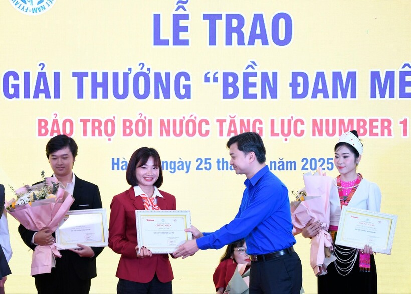 Ông Nguyễn Minh Triết - Bí thư T.Ư Đoàn, Chủ tịch T.Ư Hội Sinh viên Việt Nam trao giải thưởng Bền Đam Mê cho VĐV Nguyễn Thị Oanh