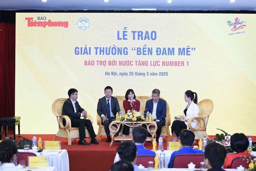 VĐV Nguyễn Thị Oanh và TS Phạm Huy Hiệu (ngoài cùng bên trái) giao lưu tại lễ trao giải “Bền Đam Mê”