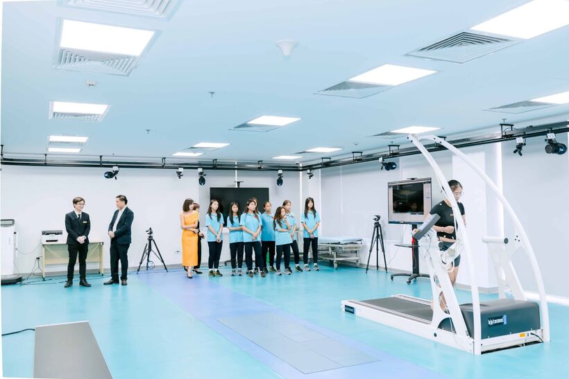Vinmec là đơn vị duy nhất tại Việt Nam có Phòng Phân tích vận động tiên phong ứng dụng công nghệ, kỹ thuật tiên tiến nhất vào việc điều trị chấn thương và y học thể thao