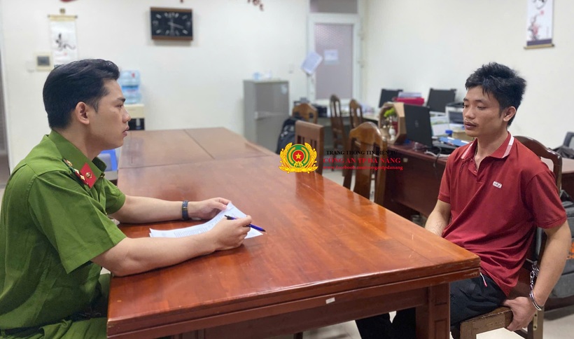 Công an Đà Nẵng bắt giữ đối tượng chuyên cướp giật điện thoại của phụ nữ. (Ảnh: Công an TP.Đà Nẵng)