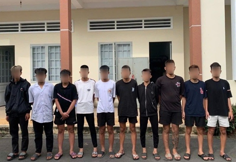 Nhóm thanh niên dùng hung khí đuổi đánh nhau gây náo loạn trên sân bóng. Ảnh: Báo Dân Việt.