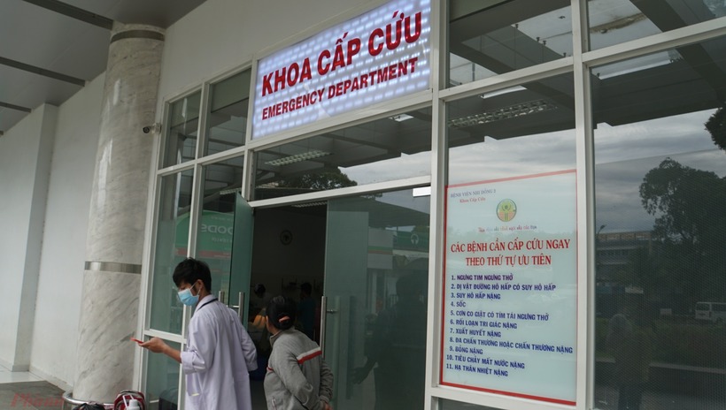 Bé gái 14 tuổi đột nhiên khóc cười vô cớ, không nhận ra người thân, tự...làm hại mình đang được điều trị tại Bệnh viện Nhi Đồng 2. Ảnh: Phụ nữ TP.HCM