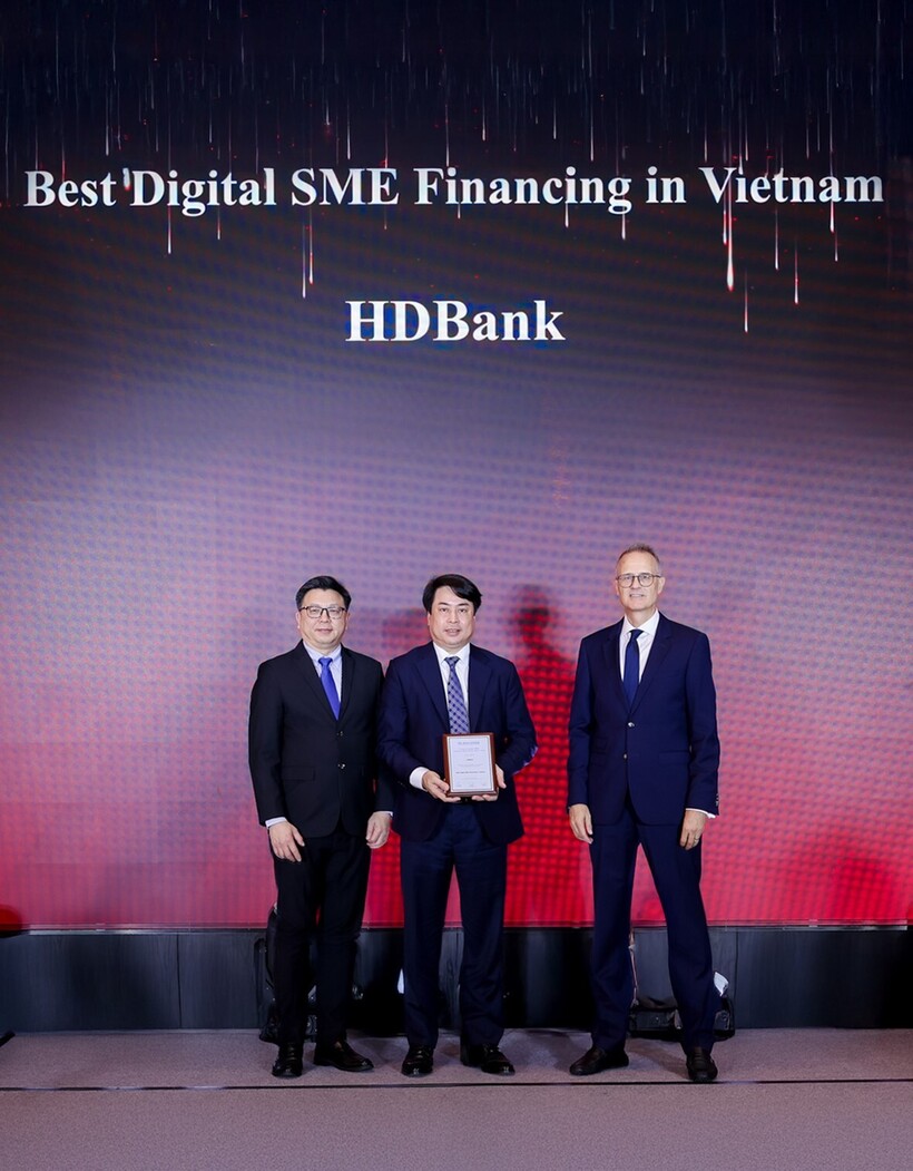 Ông Nguyễn Văn Hảo (giữa) - Phó Tổng giám đốc HDBank đại diện Ngân hàng nhận giải thưởng từ The Asian Banker.
