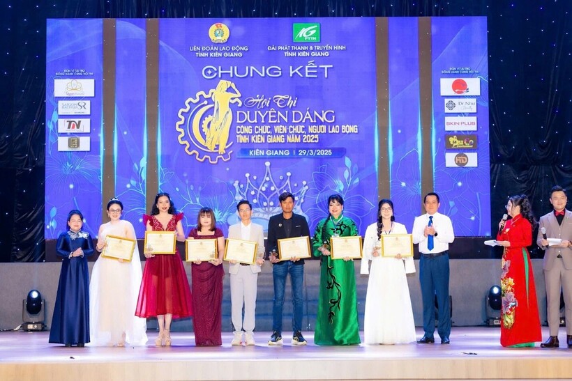 Nghệ nhân Hồ Thị Thanh Hương nhận Bằng khen từ Liên đoàn Lao động tỉnh Kiên Giang.