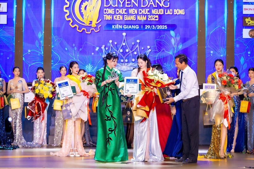 Ban giám khảo - Nghệ nhân Hồ Thị Thanh Hương trao vương miện cho Hoa khôi Duyên dáng công chức, viên chức, người lao động tỉnh Kiên Giang năm 2025