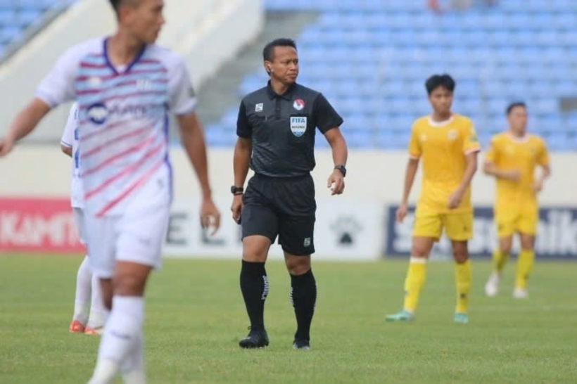Trọng tài Razlan Joffri Bin Ali (áo đen) bắt chính tại trận đấu giữa Quảng Nam và SLNA ở vòng 24 V-League 2023-2024. Ảnh: Báo Giao Thông