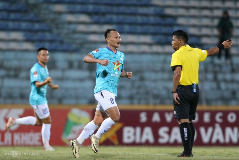 Trọng tài Mohamad Kamil Zakaria Bin Ismail (áo vàng) bắt chính trận đấu giữa Hà Tĩnh và PVF-CANDở trận play-off trụ hạng V-League 2023-2024. Ảnh: VnExpress