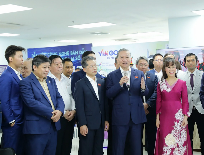 Tổng Bí thư Tô Lâm thăm Trung tâm nghiên cứu, đào tạo thiết kế vi mạch và trí tuệ nhân tạo Đà Nẵng, thăm gian hàng Ngân hàng Số Vikki.