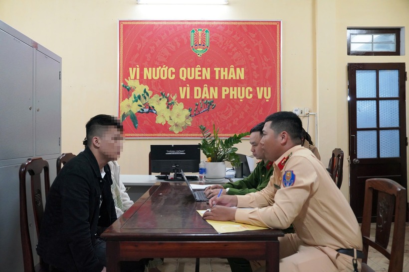 Lực lượng CSGT Công an TP.Huế làm việc với nam thanh niên. Ảnh: Người Lao Động