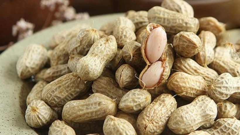Đậu phộng là thực phẩm giàu chất béo, nhiều calo, ăn nhiều chỉ làm nặng thêm bệnh, dẫn đến xuất hiện các bệnh tim mạch, mạch máu não như mạch vành, nguy hiểm đến tính mạng. Ảnh minh họa.