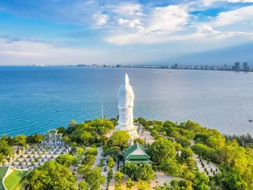 Được ví như viên ngọc quý của Đà Nẵng, bán đảo Sơn Trà đây sở hữu cánh rừng nguyên sinh rộng lớn và nhiều bãi tắm đẹp.