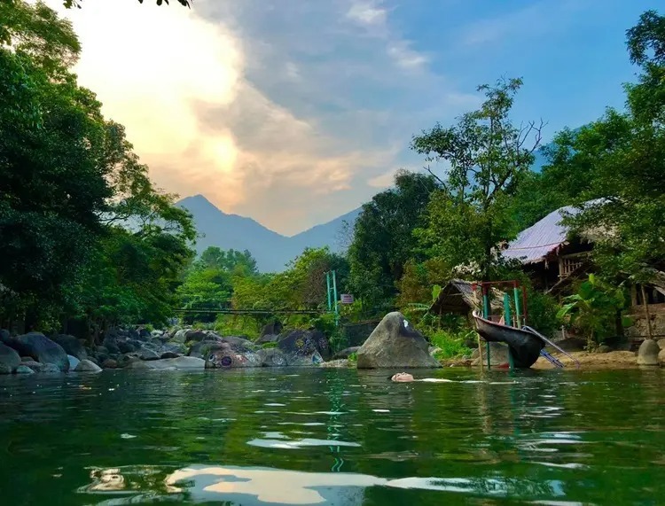 Suối Tiên là một trong những con suối lớn bắt nguồn từ đỉnh Sơn Trà.