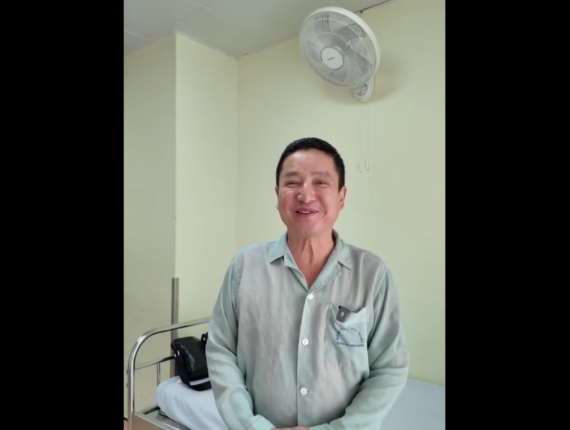 NSƯT Chí Trung giữ tinh thần lạc quan trước giờ vào phòng mổ. Ảnh cắt từ clip