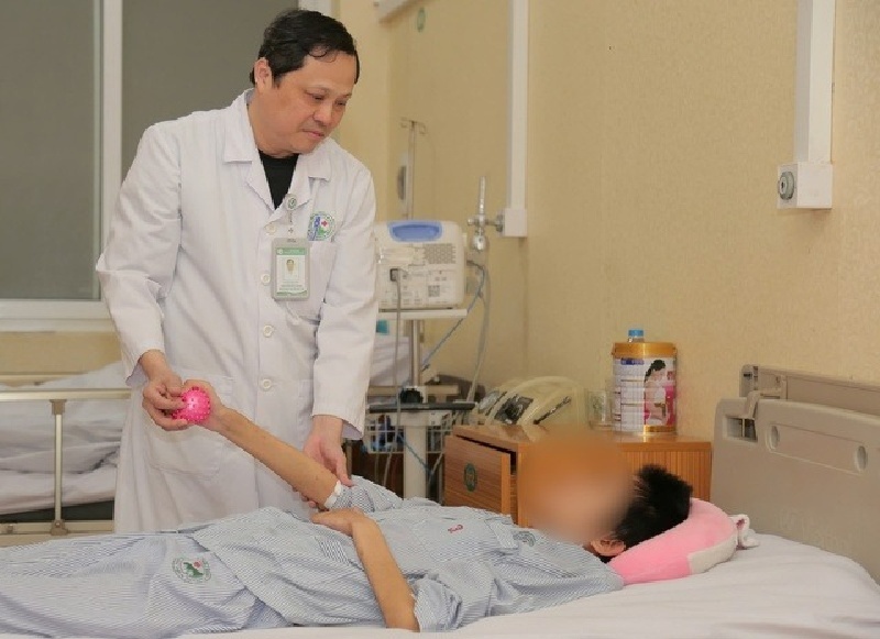 Sản phụ T. đang được tập phục hồi chức năng. Ảnh: BVCC.