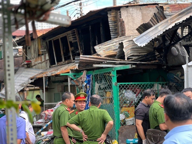 Công an điều tra vụ cháy 3 người tử vong. (Ảnh: Thanh niên)