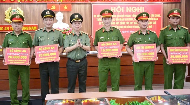 Thiếu tướng Nguyễn Hữu Hợp trao thưởng đột xuất của Bộ Công an và UBND tỉnh cho các tập thể về thành tích xuất sắc trong tấn công, trấn áp tội phạm, trong đó có phá án vụ chồng giết vợ, phân xác thả biển phi tang. (Ảnh: Công an tỉnh Quảng Nam)