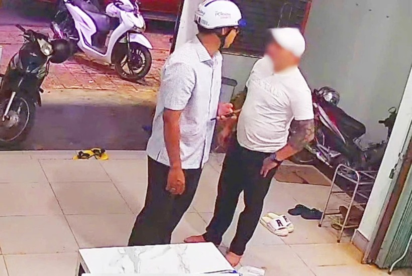 Công an thị trấn Chư Sê đã triệu tập N.A.T (bên phải, người đánh nữ bác sĩ) lên cơ quan làm việc. Ảnh: Pháp luật TP.HCM