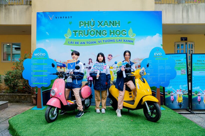 Các em học sinh trường THPT Nguyễn Gia Thiều (Hà Nội) đánh giá cao thiết kế và trải nghiệm VinFast Evo Lite Neo tại sự kiện "Phủ Xanh Trường Học".
