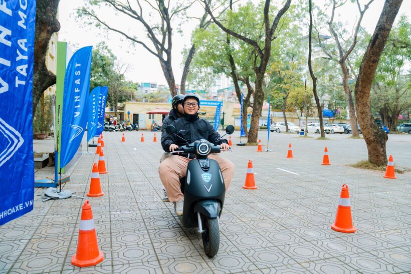 VinFast Evo Lite Neo được đánh giá có cảm giác lái chắc chắn, an toàn hơn các mẫu xe máy xăng trên thị trường.