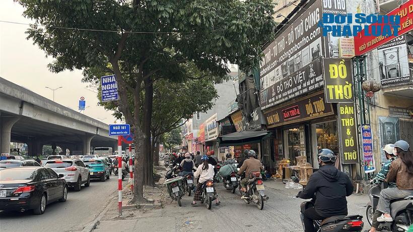 Xe máy lao lên vỉa hè, dàn thành hàng 2 - 3 ở đường Vành đai 3