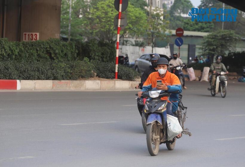 Nhiều trường hợp tài xế công nghệ không chỉ đi ngược chiều mà còn nganh nhiên sử dụng điện thoại