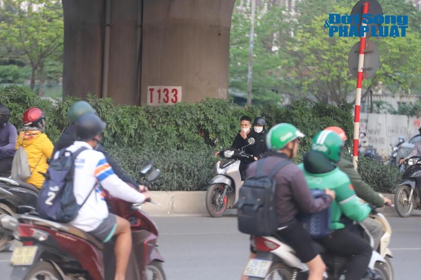 Theo quy định tại điểm a khoản 13 Điều 7 Nghị định 168/2024/NĐ-CP, trường hợp điều khiển xe máy đi ngược chiều (không gây tai nạn giao thông), người vi phạm sẽ bị phạt tiền từ 4.000.000 đồng đến 6.000.000 đồng, đồng thời bị trừ 2 điểm trên giấy phép lái xe.