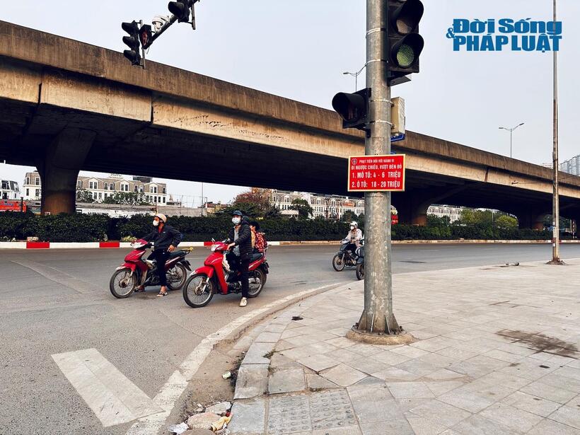 Thế nhưng với những tài xế này biển ghi mức phạt cũng trở nên "vô hình"