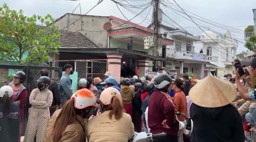 Người dân tập trung tại khu vực nhà người phụ nữ theo dõi vụ việc. (Ảnh: VietnamNet)
