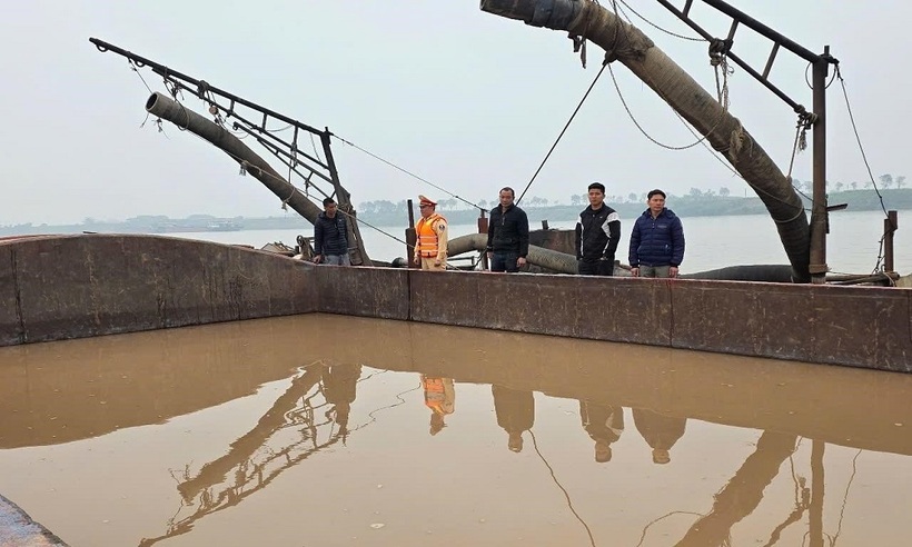 CSGT đường thủy tiến hành kiểm tra hàng hóa và phương tiện vi phạm.