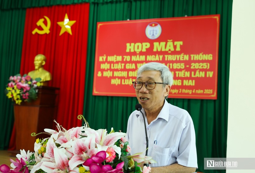 Các đại biểu là nguyên Chủ tịch Hội Luật gia tỉnh Đồng Nai và Tp.Biên Hoà đóng góp ý kiến tại buổi gặp mặt.