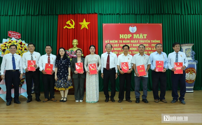 Các hội viên Hội Luật gia tỉnh Đồng Nai nhận kỷ niệm chương vì sự nghiệp phát triển Hội Luật gia Việt Nam của Trung ương Hội Luật gia Việt Nam.
