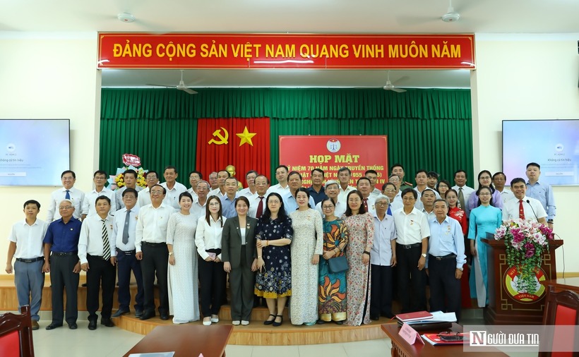 Các đại biểu chụp hình lưu niệm sau buổi gặp mặt.