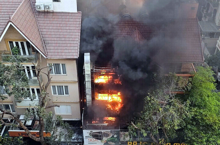 Khu vực cháy chứa nhiều vật dụng dễ bắt lửa, ngọn lửa nhanh chóng lan rộng sang tòa nhà bên cạnh.