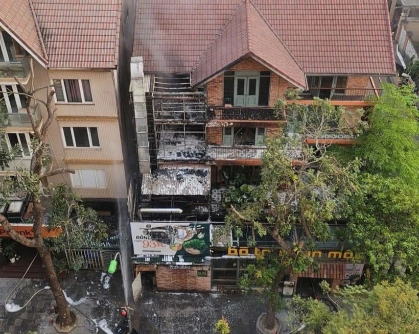 Thông tin ban đầu, đám cháy được xác định bùng phát từ khu vực bếp của nhà hàng, sau đó lan nhanh theo đường ống khói sang các khu vực khác.