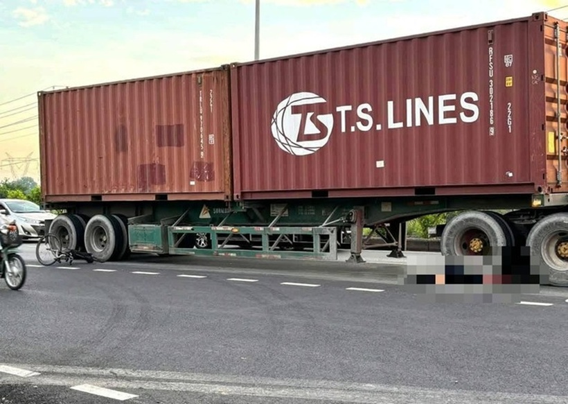 Hiện trường vụ xe container cán tử vong một phụ nữ đi xe đạp tập thể dục trên đường ở TP.HCM. Ảnh: Tuổi Trẻ