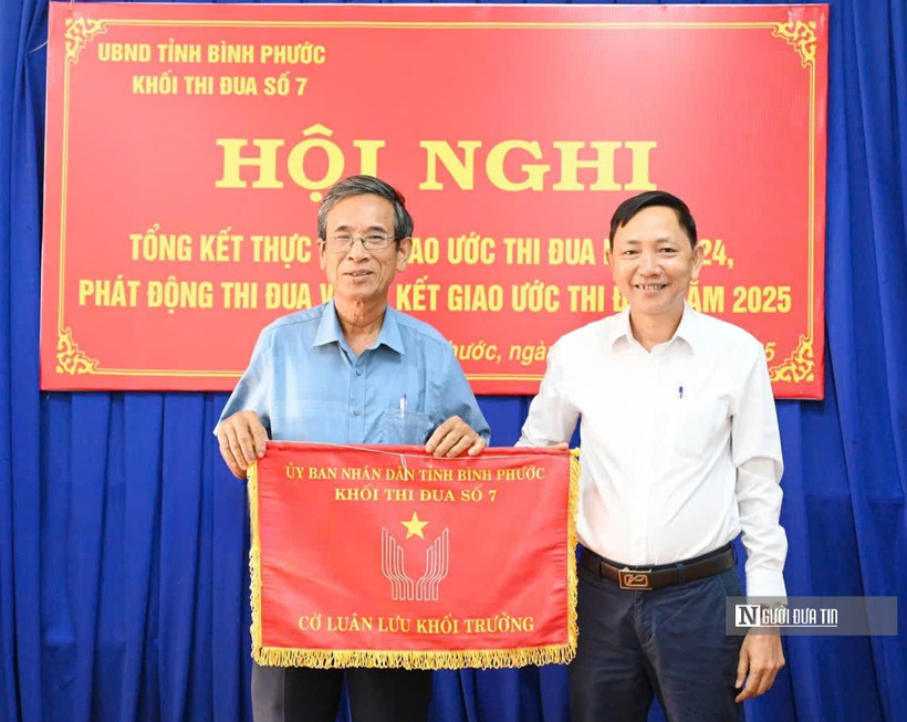 Ông Nguyễn Trọng Trí, Chủ tịch Hội Luật gia tỉnh Bình Phước trao cờ luân lưu khối trưởng năm 2025 cho Hội Người cao tuổi tỉnh Bình Phước.