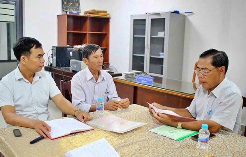 Tính trung lập giúp công tác tư vấn pháp luật, tiếp công dân của hội viên Hội Luật gia Việt Nam dễ dàng nhận được sự đồng thuận của người dân. (Ảnh các tư vấn viên Điểm Tư vấn pháp luật cộng đồng miễn phí Hội Luật gia huyện Long Thành (tỉnh Đồng Nai) hỗ trợ tư vấn pháp luật cho một người dân (giữa).