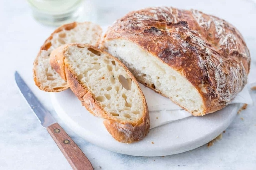 Bánh mì chứa một lượng muối nhất định, có thể gây hại cho thận.