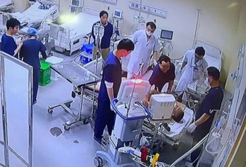 Ê kíp bác sĩ nỗ lực cấp cứu người bệnh. Ảnh: VTC News.