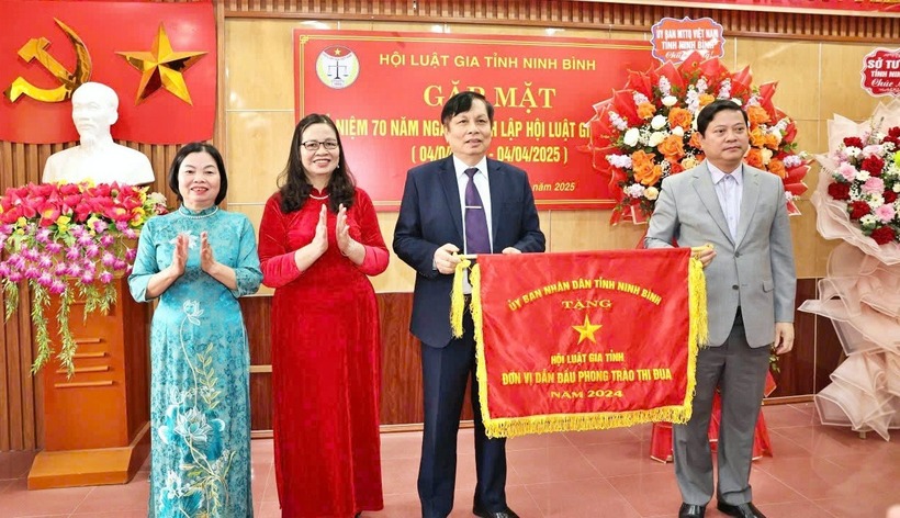 Trong khuôn khổ buổi gặp, ông Lê Văn Kiên - Tỉnh ủy viên, Phó Chủ tịch Thường trực Uỷ ban MTTQ VN tỉnh trao Cờ thi đua của UBND tỉnh cho Hội Luật gia tỉnh.