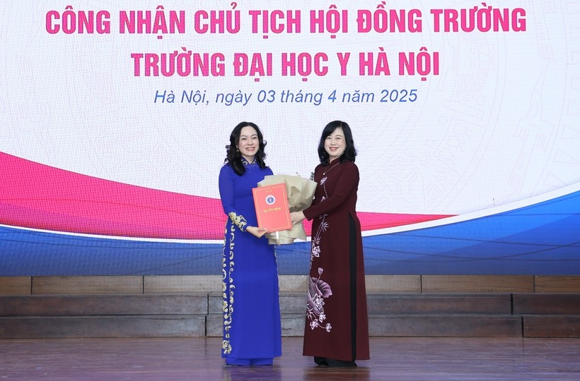 Bộ trưởng Bộ Y tế Đào Hồng Lan trao quyết định công nhận Chủ tịch Hội đồng trường Trường Đại học Y Hà Nội nhiệm kỳ 2020-2025 cho PGS.TS Phan Thị Thu Hương. Ảnh: Sức Khỏe & Đời Sống