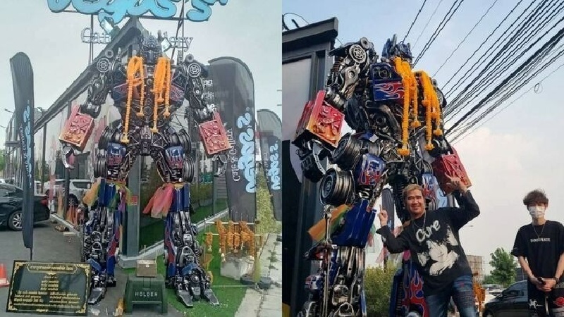 Đổ xô đi cúng robot Transformer trước quán cà phê để cầu trúng số. Ảnh: Thaiger.